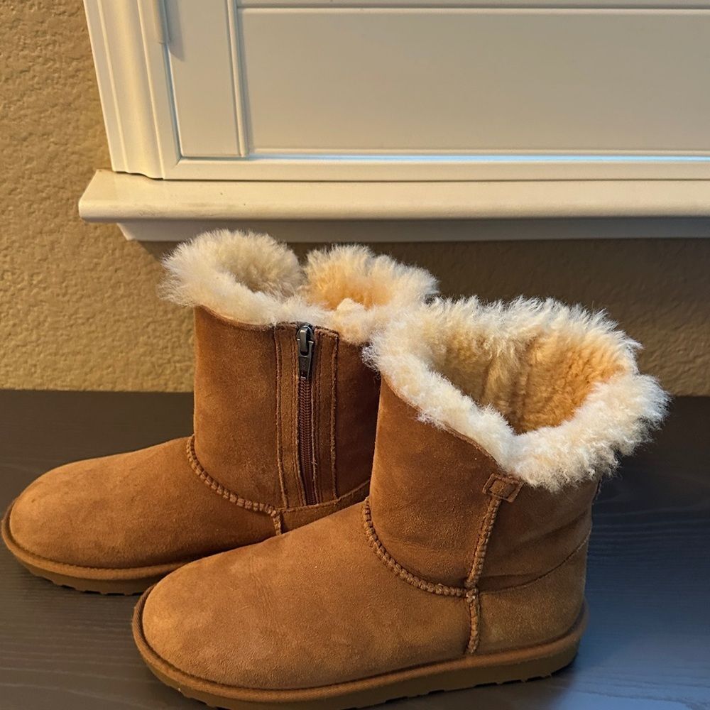 Cozy Tan Suede Boots with Faux Fur Lining Size 6 - Picture 2 of 5